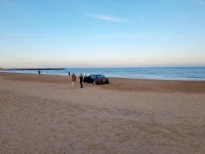 Amenda primită de o tânără care a intrat cu maşina pe plaja Modern din Constanţa şi a rămas blocată în nisip