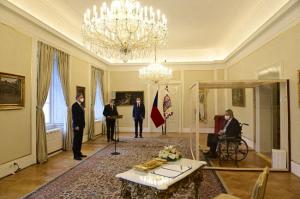 Preşedintele ceh, testat pozitiv cu Covid, a fost închis într-o "cutie" la ceremonia de învestire a noului premier