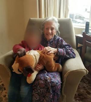 Bunică nevăzătoare, de 95 de ani, abandonată de ambulanţă 13 ore. Zăcea la podea, cu un prosop umed pe faţă, în UK