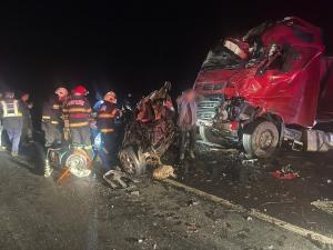 Accident cu 3 morți în Caraș-Severin. Două TIR-uri și un autoturism au fost implicate în tragedie