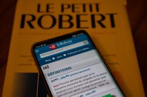 Dezbateri aprinse în Franţa din cauza pronumelui ”iel”, adăugat de Dicționarul Le Robert în lista sa online de cuvinte