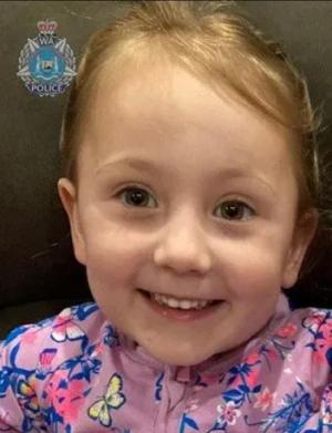 Fetiţa de patru ani dispărută dintr-un camping, găsită în viaţă după 2 săptămâni, încuiată într-o casă, în Australia: "Familia noastră s-a reîntregit"