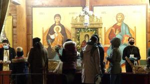 Înşelătorie de 28.000 de euro. 100 de credincioşi din Neamţ au fost păcăliţi că vor merge într-un pelerinaj: banii, viraţi prin intermediul parohiei