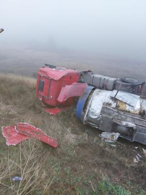 O cisternă cu sodă caustică s-a răsturnat în județul Olt, între localitățile Dăneasa și Radomirești. Trafic blocat, intervin echipaje CBRN