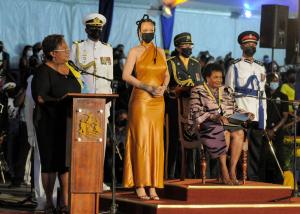 Barbados este cea mai nouă republică din lume. Rihanna a fost numită erou național