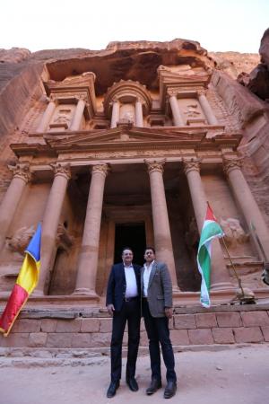 Drapelul României a fost arborat la Petra, în fața Trezoreriei, iar tricolorul a îmbrăcat podul Abdoun din Amman