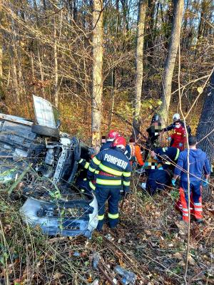 Cinci victime după ce două mașini s-au ciocnit pe A1, în Giurgiu. Una dintre ele s-a răsturnat în pădure