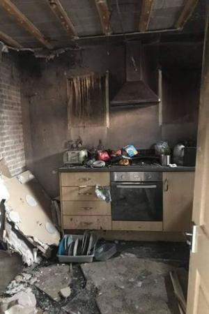 O mamă și cei doi fii ai ei au rămas pe drumuri, după un incendiu devastator care le-a mistuit casa, în UK: "Le-a explodat congelatorul"