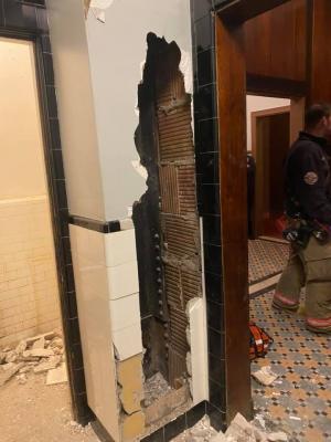 Bărbat dezbrăcat, salvat de pompieri după ce a rămas blocat zile întregi în zidurile unui teatru din New York | FOTO