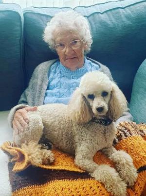 O tânără a descoperit că cea mai bună prietenă a furat bijuterii de la mătușa ei de 102 ani, după ce a angajat-o ca îngrijitoare, în Țara Galilor