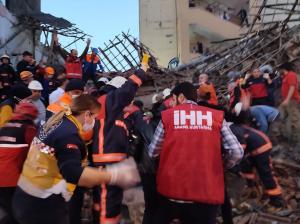 Cel puţin 10 persoane sunt dispărute sub dărâmături în Turcia, după ce o clădire cu două etaje s-a prăbuşit