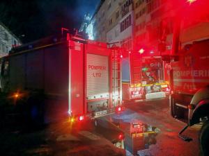 Incendiu puternic la un restaurant din Oneşti. Zeci de persoane au fost evacuate din locuinţe