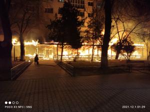 Incendiu puternic la un restaurant din Oneşti. Zeci de persoane au fost evacuate din locuinţe