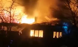 Zeci de pompieri au luptat cu flăcările într-o localitate din Harghita. O întreagă clădire s-a făcut scrum