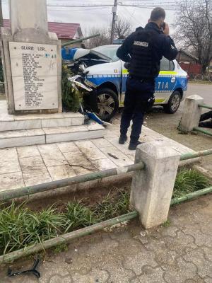 Un poliţist din Dolj a intrat cu maşina într-un monument, încercând să evite un biciclist
