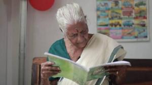 O femeie din India a învăţat să citească la 104 ani. "Întotdeauna mi-am dorit să-mi scriu numele"