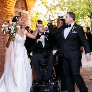 "Ne-am întâlnit la spital" Tânăr în scaun cu rotile, mărturii emoţionante din ziua în care şi-a cunoscut viitoarea soţie. Fotografiile de la nuntă au devenit virale