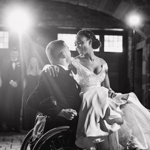 "Ne-am întâlnit la spital" Tânăr în scaun cu rotile, mărturii emoţionante din ziua în care şi-a cunoscut viitoarea soţie. Fotografiile de la nuntă au devenit virale