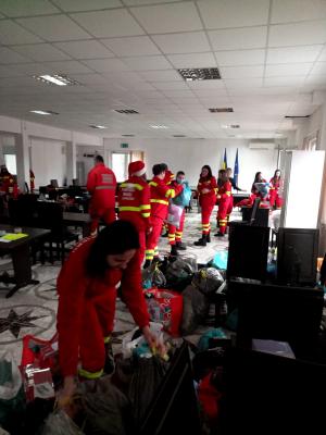 Îngeri cu aripi roșii: 24 de copilași sărmani din Vaslui au primit cadouri de la voluntarii SMURD