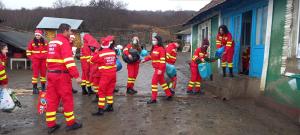 Îngeri cu aripi roșii: 24 de copilași sărmani din Vaslui au primit cadouri de la voluntarii SMURD