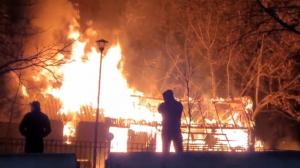 O biserică din Bucureşti, în pericol să se facă scrum. Focul a mistuit doar magazia de lemne: "Când am văzut flăcările alea, ne cam speriasem şi noi"