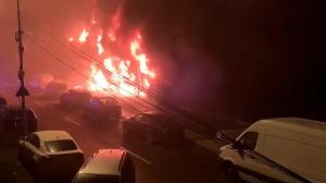 Momentul izbucnirii incendiului din parcarea din Constanţa, surprins de un martor. Flăcările au luat proporţii uriaşe în doar câteva secunde