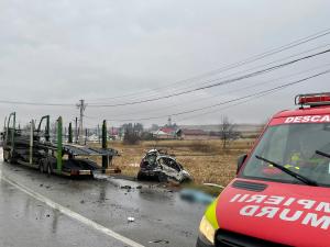 Dezastru pe o șosea din Suceava. O șoferiță a murit în mașina zdrobită de un trailer care transporta autovehicule - VIDEO