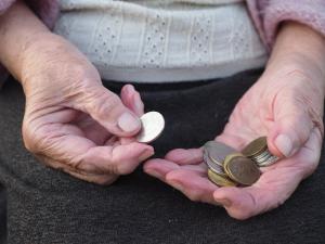 Pensionarii cu venituri mari vor plăti contribuţii de sănătate. "Ordonanţa-trenuleţ" a fost pusă în dezbatere publică