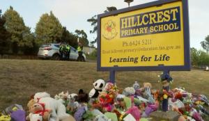 Altar de flori la şcoala unde învăţau cei cinci copii morţi în accidentul din Australia. Autorităţile vorbesc despre o tragedie naţională