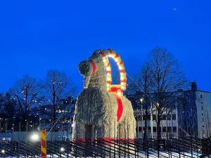O capră din paie, simbol de Crăciun în Suedia, a fost incendiată la câteva ore după instalare