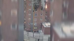 Doi frați s-au salvat printr-o cascadorie incredibilă din apartamentul în flăcări. Imagini teribile filmate în New York