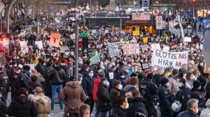 Mii de oameni au protestat faţă de măsurile anti-Covid impuse în Germania. Carantină pentru cei care vin din Marea Britanie