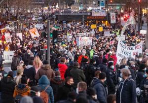 Mii de oameni au protestat faţă de măsurile anti-Covid impuse în Germania. Carantină pentru cei care vin din Marea Britanie