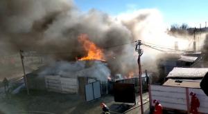 Incendiu uriaş în Constanţa. Opt locuințe sociale au luat foc. Intervenția pompierilor e dificilă
