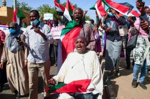 Lovitură de stat în Sudan: Mii de oameni protestează. Un mort şi peste 100 de răniţi