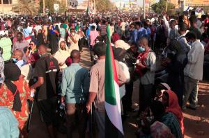 Lovitură de stat în Sudan: Mii de oameni protestează. Un mort şi peste 100 de răniţi