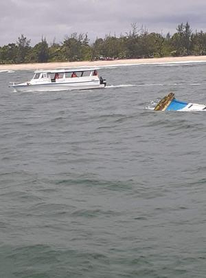 Peste 60 de oameni au murit într-un accident maritim în Madagascar. Un elicopter de salvare s-a prăbuşit şi el în mare