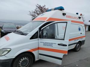 Ambulanţier înjunghiat de un pacient pe targă, în Galați. Bătrânul l-a atacat cu un briceag după ce fusese externat