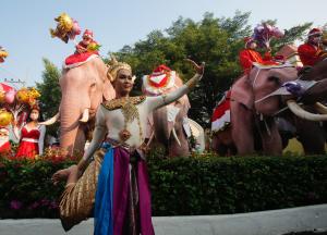 Petrecere cu elefanţi îmbrăcaţi în Moş Crăciun şi cu mască pe faţă într-o şcoală din Thailanda