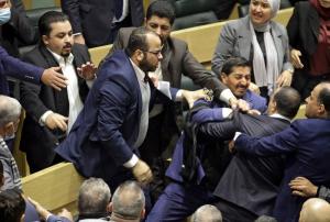 Bătaie în toată regula în Parlamentul din Iordania. Scandalul a pornit de la egalitatea de gen. VIDEO