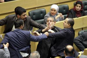 Bătaie în toată regula în Parlamentul din Iordania. Scandalul a pornit de la egalitatea de gen. VIDEO