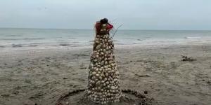 Pentru că nu e zăpadă, la Mamaia a apărut Omul de Nisip. Cum arată "opera" de pe plajă, ornată cu scoici