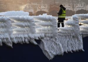Zeci de maşini importate în Vladivostok, îngheţate până la daună totală după o furtună pe mare. Transportatorul se grăbea să fenteze noile taxe din Rusia