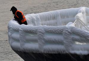 Zeci de maşini importate în Vladivostok, îngheţate până la daună totală după o furtună pe mare. Transportatorul se grăbea să fenteze noile taxe din Rusia