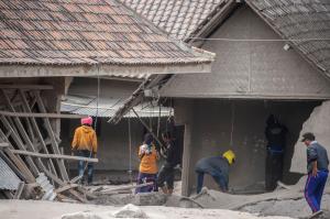 Imaginile dezastrului din Indonezia: cel puţin 13 morţi şi zeci de răniţi, după ce vulcanul Semeru a erupt