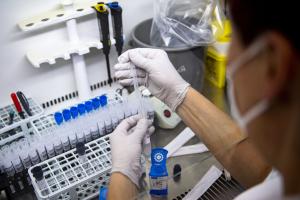 Test PCR pentru persoanele care vin din afara UE și carantină pentru nevaccinați. Primele măsuri după confirmarea variantei Omicron în România