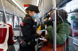 Amenda primită de un român, prins că nu are super certificatul verde în autobuz la Roma. Cum s-a apărat bărbatul