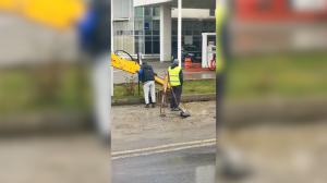 "Foarte bine, lucru românesc". Un Dorel din Slatina, surprins în acţiune în timp ce încărca apa de ploaie cu lopata în cuva excavatorului