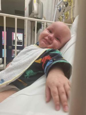 O minune de copil: S-a născut vânăt, umflat și plin de tumori canceroase, cu o boală extrem de rară, dar a demonstrat că miracolele există