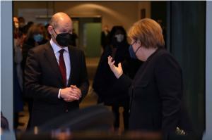 Imagini memorabile oferite de Olaf Scholz când preia locul din care Angela Merkel a condus Germania 16 ani: "O imagine ca o profeţie" | GALERIE FOTO